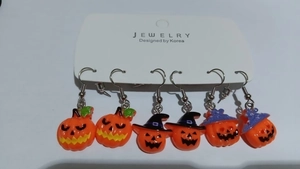Détail du lot de boucles d'oreilles citrouille d'Halloween avec chapeaux de sorcière
