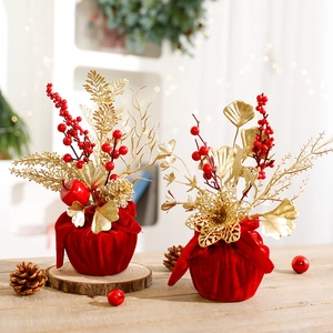 Decorazione natalizia con base in velluto rosso, foglie dorate, bacche e renne