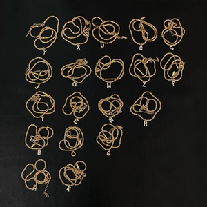 Détails de 26 pendentifs lettres scintillants en acier titane doré avec zircons