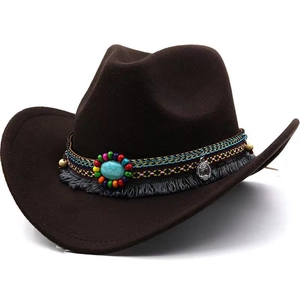 Détail du bandeau de chapeau bohème avec pierre turquoise et glands de perles ethniques