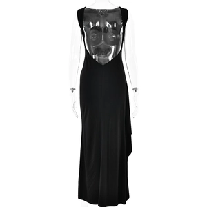 Détail du dos nu et du tissu fluide de la robe longue noire sur mannequin invisible