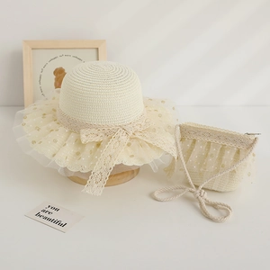 Vue détaillée de l'ensemble chapeau et sac en paille pour filles avec dentelle