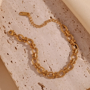 Détail d'un bracelet en acier inoxydable plaqué or 18K avec maillons ovales et gravure