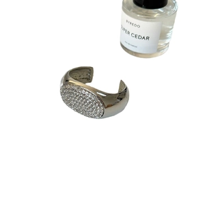 Auffälliger breiter ovaler Armreif mit Strasssteinen in Silberoptik und Kristalldetails