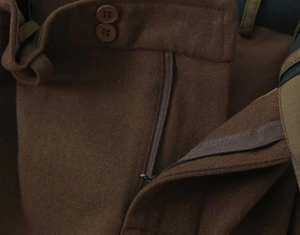 Détail d'une jupe en laine avec fermeture à double bouton et zip de haute qualité