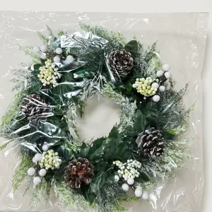 Vue détaillée d'une couronne de Noël avec pommes de pin et baies sous emballage
