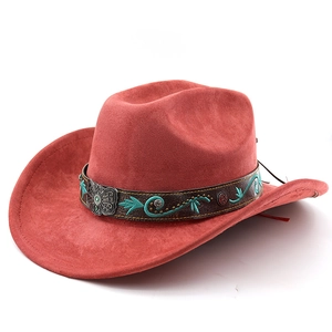 Détail d'un chapeau de cowboy avec bandeau en cuir brun, broderie florale et boucle argent