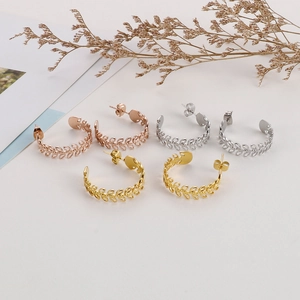 C-förmige hohle Blattohrringe in Gold, Silber und Roségold mit filigranem Design