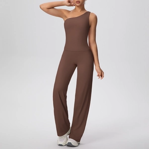 Détail d'un gilet de yoga à une épaule et d'un pantalon large à taille haute marron