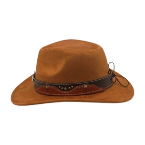 Détail du chapeau de cowboy camel avec ceinture décorative, rivets argentés et surpiqûres