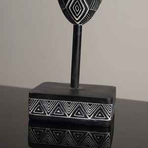 Handgemaakte Afrikaanse tribale masker ornament van hars met geometrische patronen