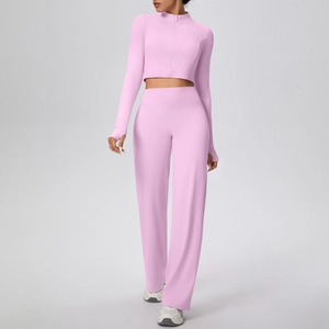 Détail de l'ensemble de yoga rose avec veste à fermeture éclair et pantalon droit