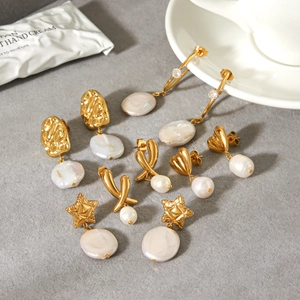 Élégant lot de 5 paires de boucles d'oreilles en acier doré et perles d'eau douce