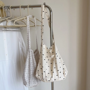 Sacs fourre-tout en coton à fleurs gris clair et à pois noirs suspendus au portant