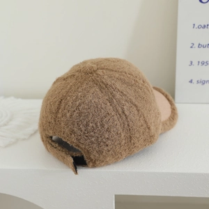 Dettaglio cappello in peluche marrone per bambini con cinturino posteriore regolabile