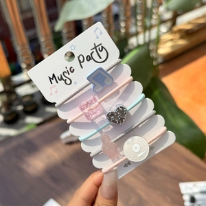 Détail d'élastiques à cheveux musicaux avec notes et charmes de disque vinyle sur carte