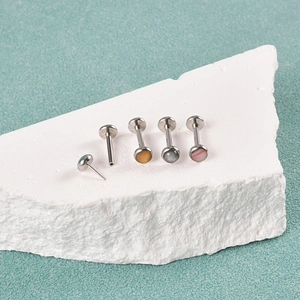 Set di piercing a base piatta con pietre marmorizzate colorate su base professionale