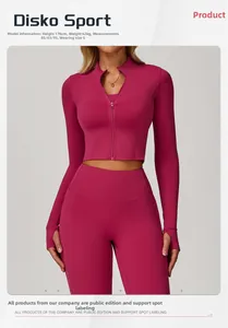 Détail de la veste de sport rose rouge à manches longues et du legging taille haute