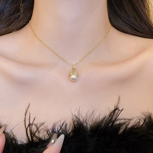 Detail der 18k vergoldeten Hufeisen-Halskette mit Zirkonia und runder Perle