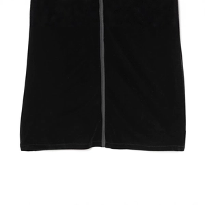 Robe sans manches en velours noir avec liserés gris et détails ajourés élégants