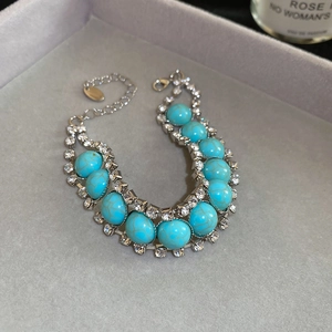 Détail d'un bracelet bohème en résine bleue avec deux rangées de strass scintillants