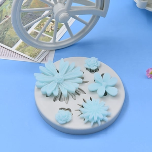 Daisy silicone flower mold for fondant and resin DIY, featuring five assorted floral patterns