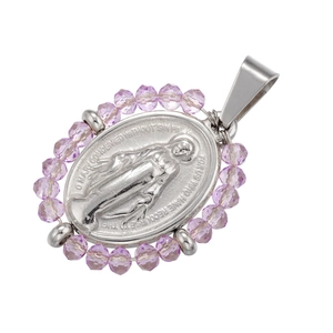 Vista macro dettagliata del ciondolo ritratto placcato oro 18K con perle viola e incisione