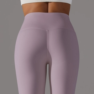 Gros plan d'un legging de yoga lilas à taille haute avec coutures fines et effet galbant