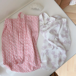 Vue détaillée de sacs en coton avec motifs floraux rouges et nœuds violets doux