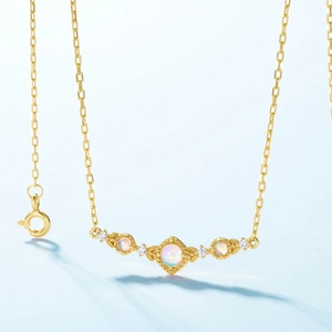 Elegante collar de plata S925 bañada en oro con piedras de ópalo y circonitas brillantes
