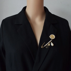 Vintage Baroque Brooch For Women Alloy Faux Artificial Pearl Coin Medallion Tassel Pendant Dangle Safety Pin Jewelry Accessory