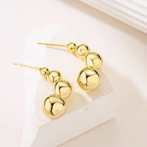 Elegant gold plated 18k ball earrings featuring a three-sphere gradient arc design