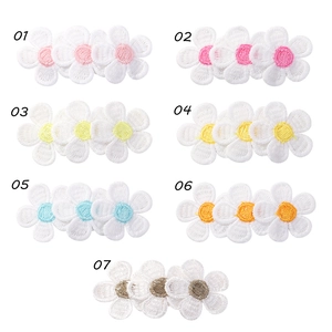 Vue détaillée de patchs de fleurs brodés en sept couleurs pour accessoires cheveux d'enfants