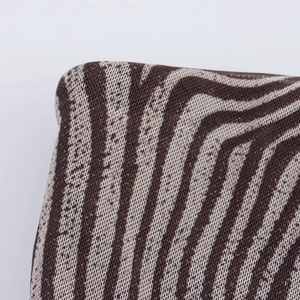 Detailaufnahme von Strickstoff mit Zebramuster und braun-beiger Textur