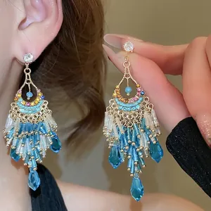 Elegante französische Vintage-Goldohrringe mit bunten Strasssteinen und blauen Wassertropfen