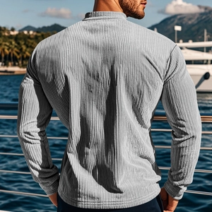 Makroaufnahme der vertikalen Cord-Struktur auf grauem, schmalem Langarmshirt