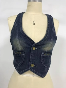 Dettaglio del gilet di jeans vintage blu scuro con lavaggio invecchiato e scollo a V