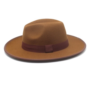 Détail d'un chapeau de cowboy en feutre marron avec bordure en cuir et ruban
