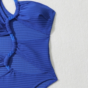 Détail du maillot de bain côtelé bleu marine avec découpe en corde tressée à la main