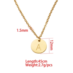 Collier doré en acier inoxydable avec pendentif rond lettre A et détails de mesures
