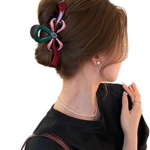 Pince à cheveux nœud tricolore en résine sur modèle pour coiffure élégante