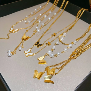 Elegante collana multistrato dorata in acciaio inossidabile con farfalle e perle