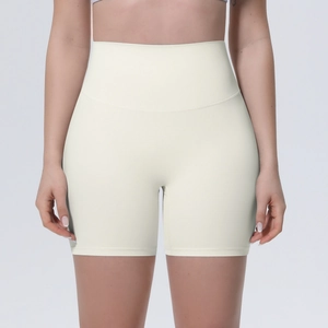 Gros plan détaillé du short de yoga sans couture taille haute en blanc ivoire