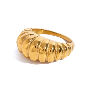 Eleganter 18K vergoldeter Edelstahl-Croissant-Ring mit hohlem, gedrehtem Texturdesign