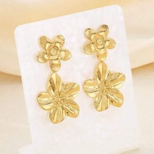 Detailaufnahme goldener doppellagiger Blumenohrringe mit gebürsteter Metallstruktur