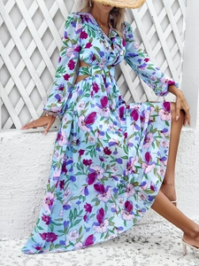 Détail d'une robe fleurie bleu clair avec col en V, volants et découpes sur les côtés