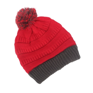 Bonnet à pompon contrasté rouge et gris avec maille côtelée épaisse et texture chaude