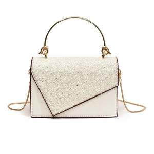 Weiße Handtasche mit silberner Glitzerklappe, goldener Rundgriff und Kettenriemen