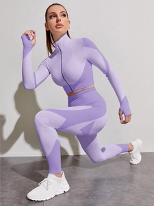 Detaillierte Strickstruktur und Daumenlöcher am violetten nahtlosen Yoga-Set für Fitness