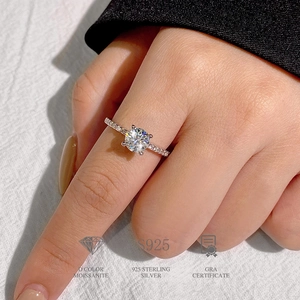 Classic S925 sterling silver ring with D color round moissanite on a female hand